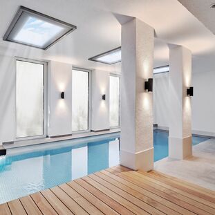 Indoor pool with counter-current system