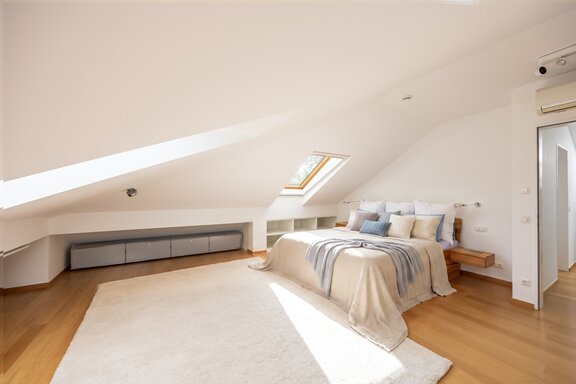 Schlafzimmer unter dem Dach