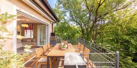 Haus im Haus: Maisonette-Wohnung über 222 m² mit drei Terrassen in grüner Toplage