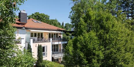 Haus im Haus: Maisonette-Wohnung über 222 m² mit drei Terrassen in grüner Toplage