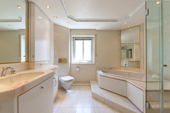 Komfortabel ausgestattetes Bad