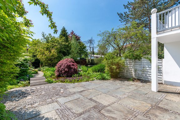Aufwändig gepflasterte Terrasse