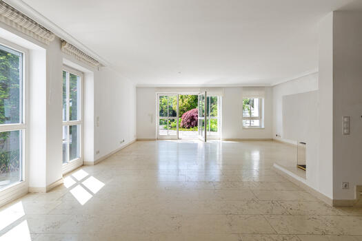 Spacious living/dining area
