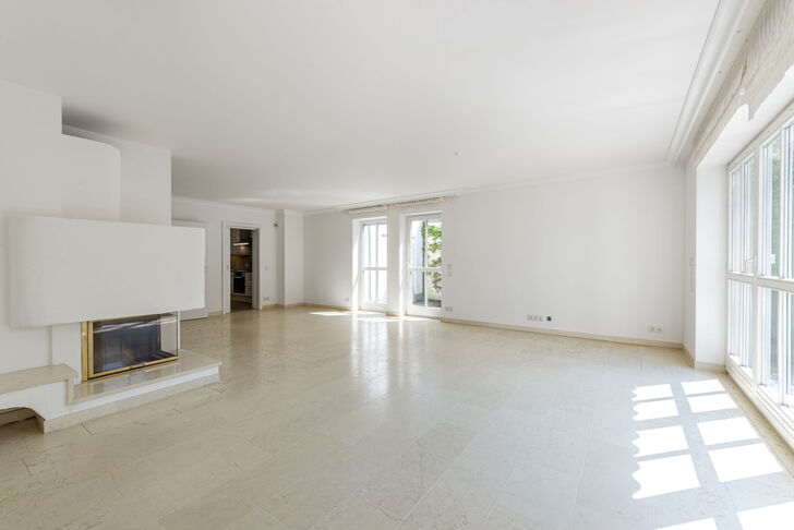 Wohnzimmer mit Panoramakamin