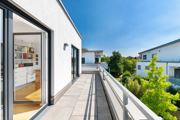 Sonnige Dachterrasse mit Blick