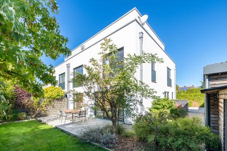 Haushälfte mit ästhetischem Anspruch und Wärmepumpe