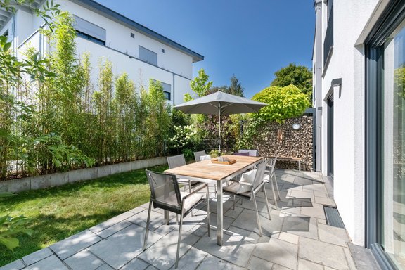 Garten mit Sonnenterrasse