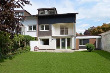 Haushälfte mit sonnigem Traumgarten und Potenzial in ruhiger Lage