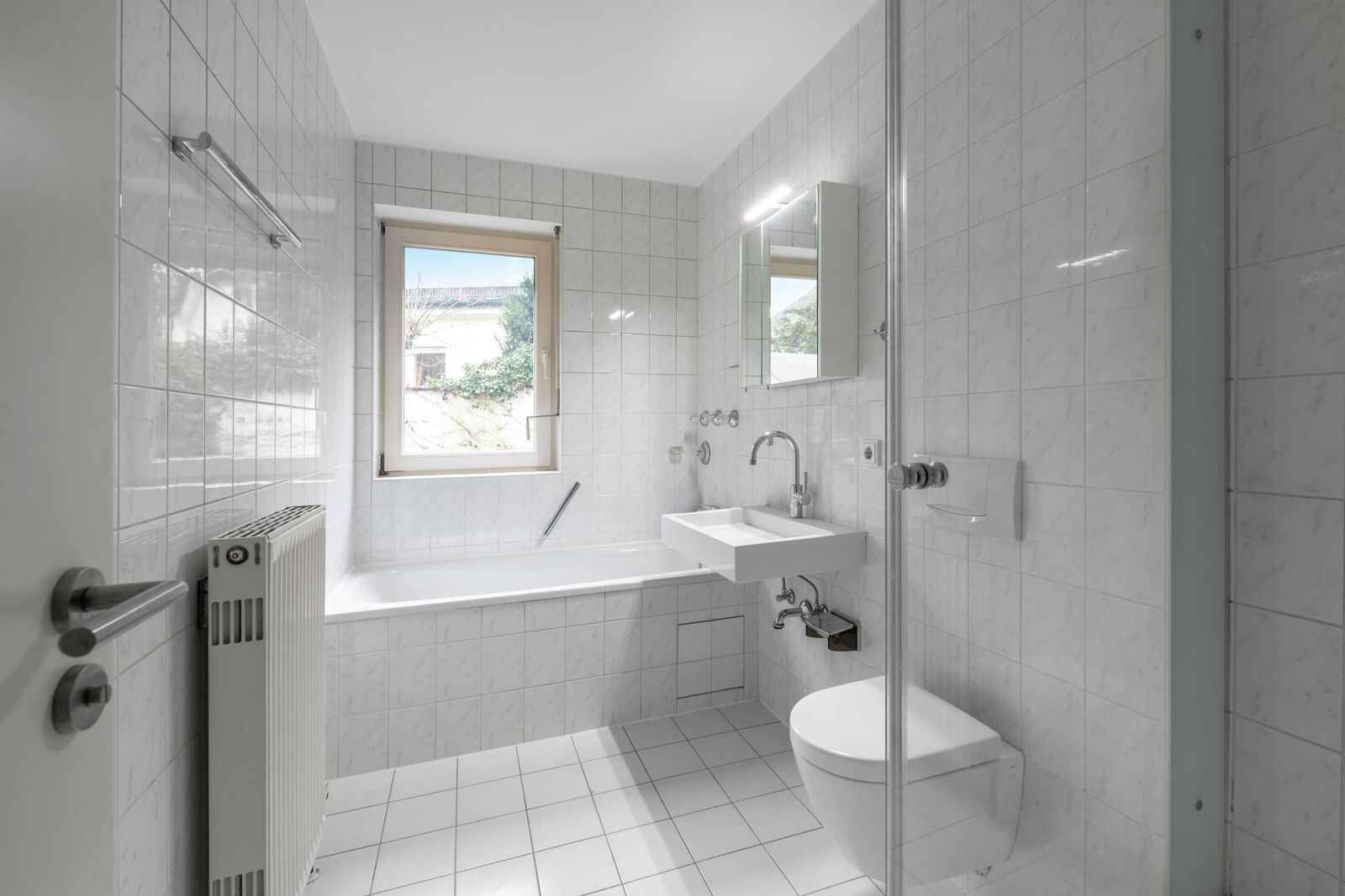 Bad mit Wanne und Dusche