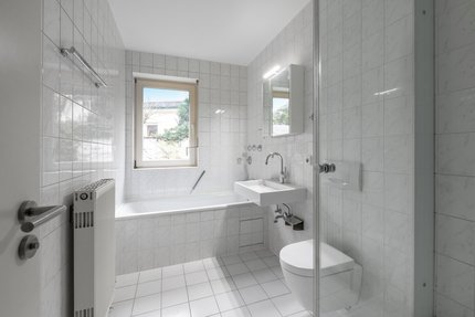 Bad mit Wanne und Dusche