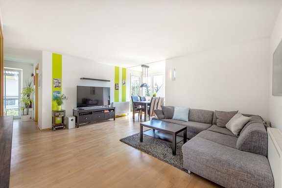 Wohn- und Essbereich mit offen gestalteter Küche