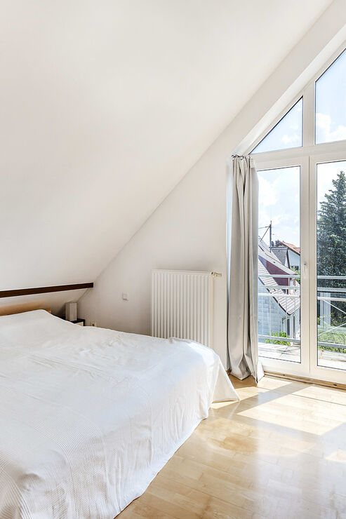 Schlafzimmer mit eigenem Balkon