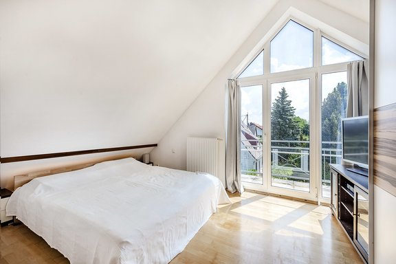Schlafzimmer mit eigenem Balkon