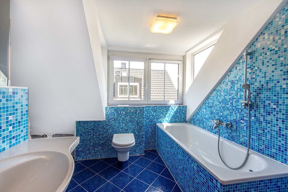 Tageslicht-Masterbad mit Wanne