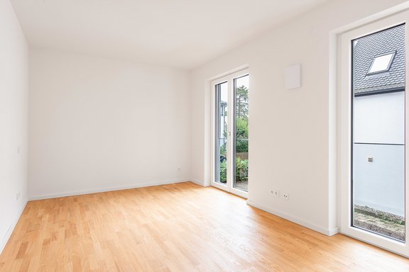 Schlafzimmer mit bodentiefen Fenstern