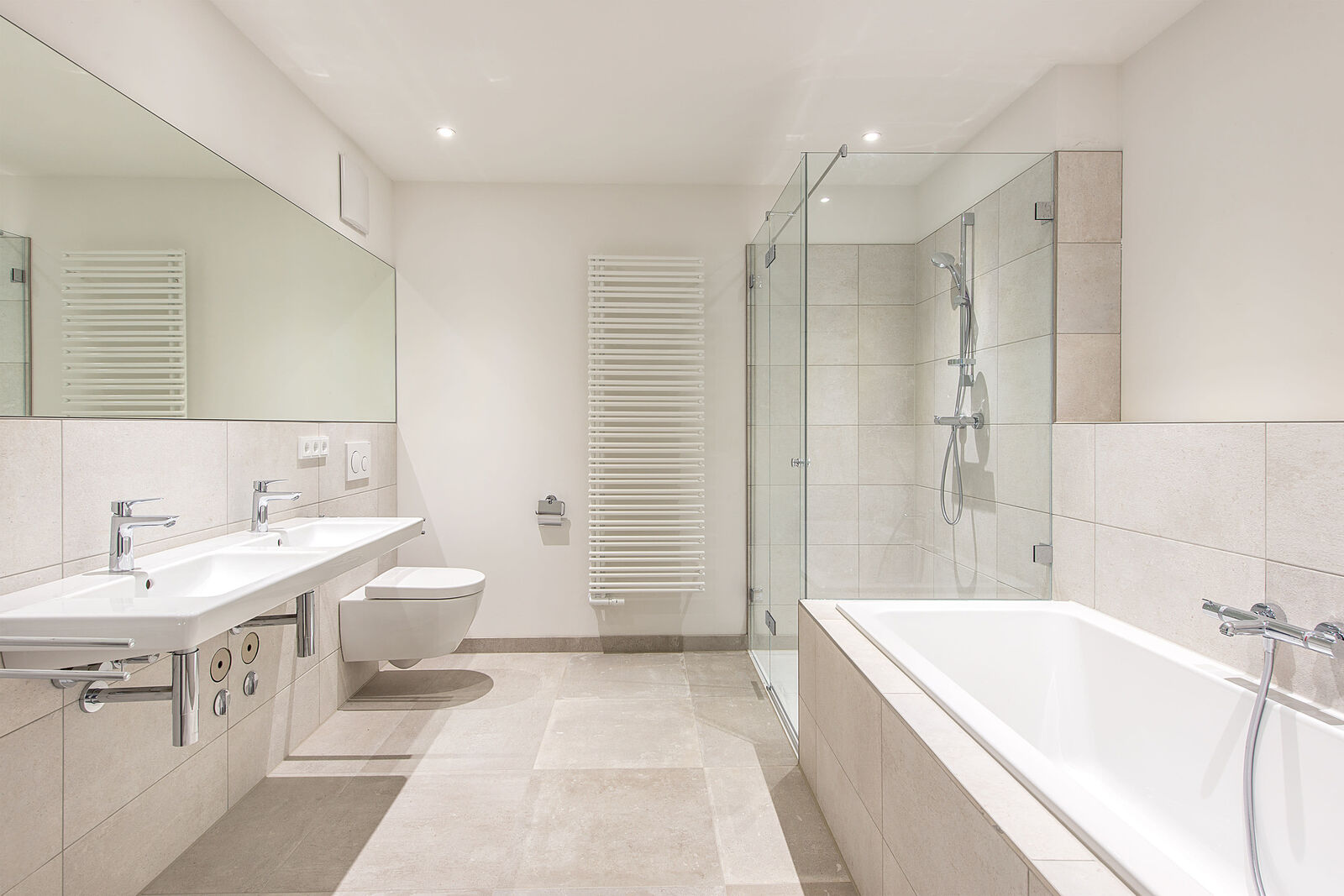 Badezimmer mit großfromatigen Feinsteinfliesen