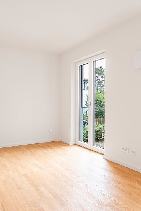 Schlafzimmer mit bodentiefen Fenstern
