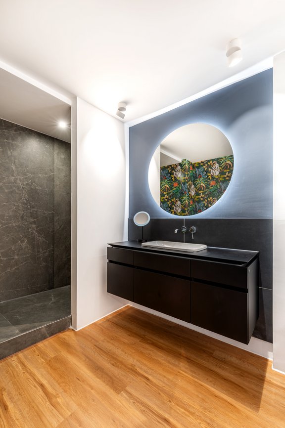 Große Dusche im Badezimmer