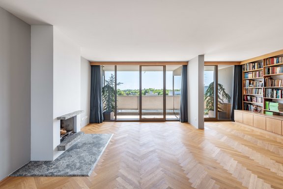 Fischgrätparkett und Kamin