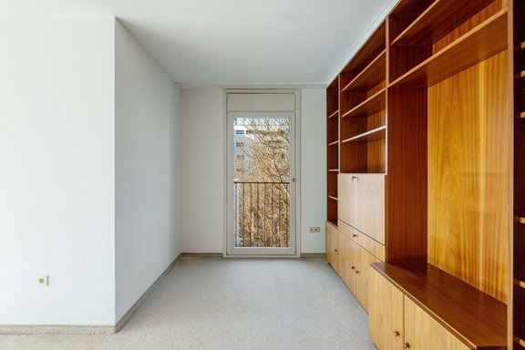 Homeoffice mit Bibliothek