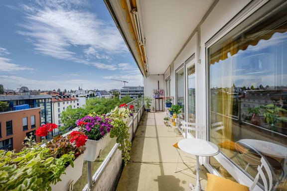 Umlaufende Süd-Terrasse