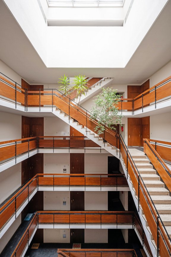 Helles Atrium-Treppenhaus