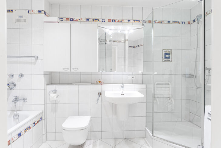 Bad mit Wanne und Dusche