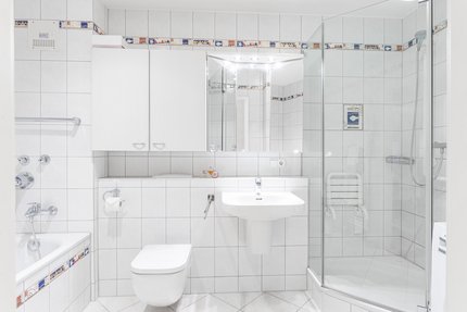 Bad mit Wanne und Dusche