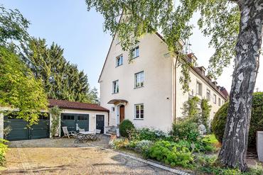 Bright 4.5 room maisonette apartment with roof terrace in green top location