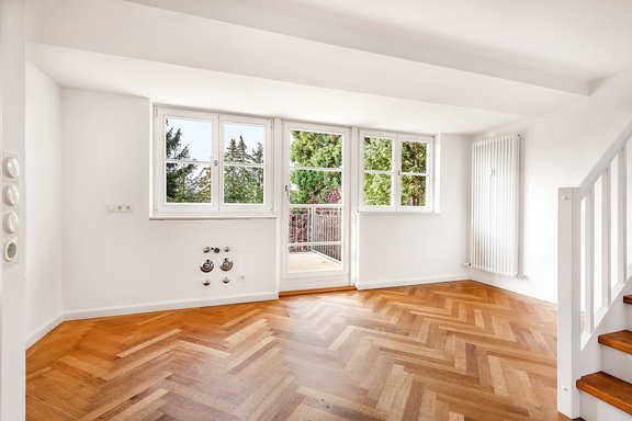 Wohn- und Essbereich mit Zugang zur Dachterrasse