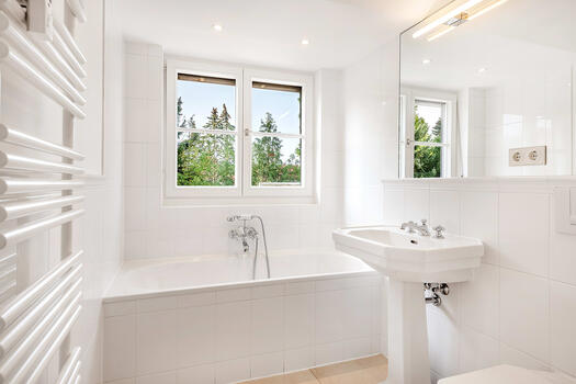 Bad mit Wanne im DG 1
