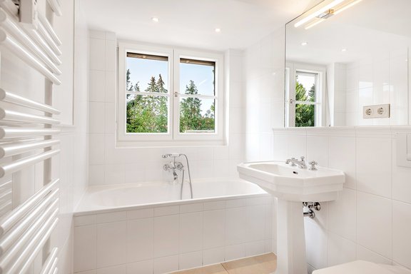 Bad mit Wanne im DG 1