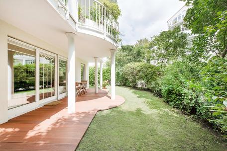 Bright 4-room terrace apartment in quiet courtyard location