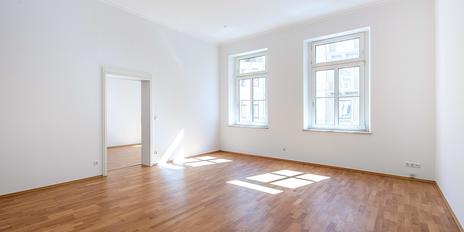 Bright 4-room apartment in listed city palace