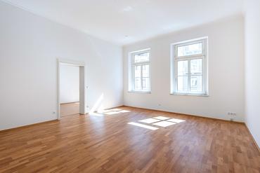 Bright 4-room apartment in listed city palace