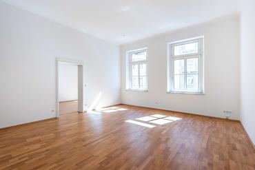 Bright 4-room apartment in listed town palace