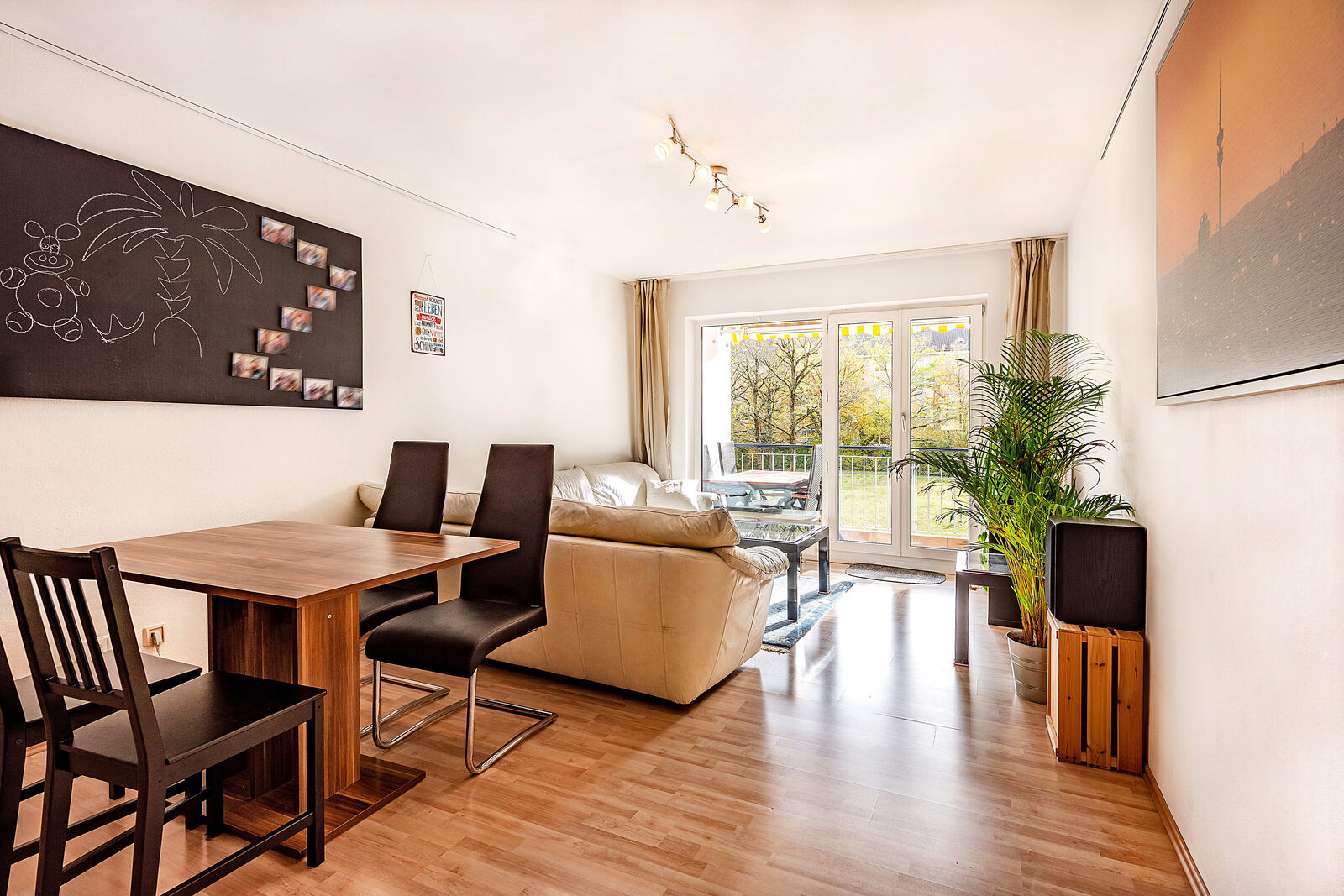 Wohnzimmer mit Zugang zur Loggia