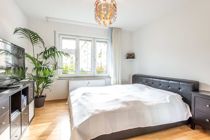 Schlafzimmer mit Blick in den Innenhof