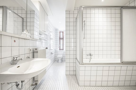 Geräumiges Tageslicht-Bad