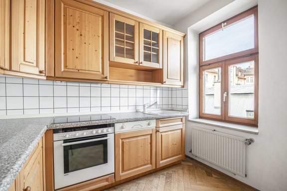 Helle Küche mit Hofblick