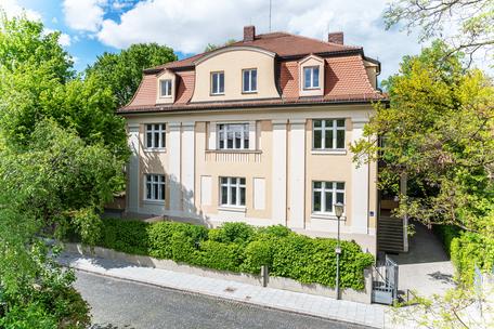 Light-filled 3-room old building apartment in quiet top location