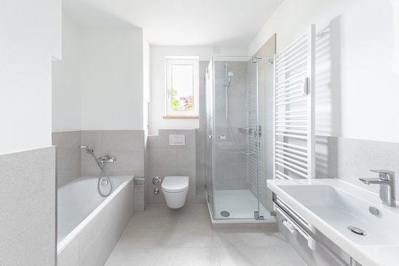 Neu modernisiertes Badezimmer