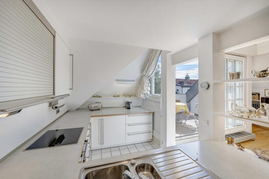 Blick durch die Küche auf die Dachterrasse