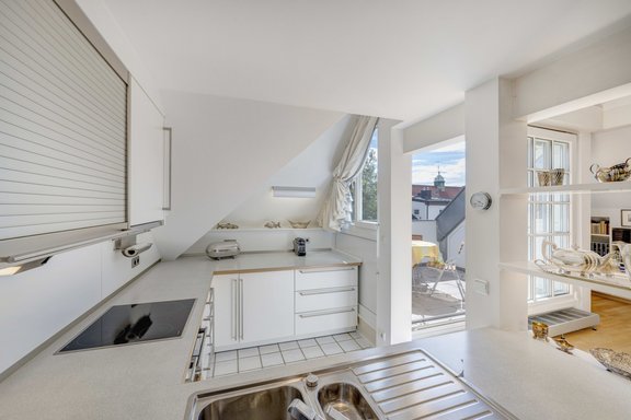 Blick durch die Küche auf die Dachterrasse