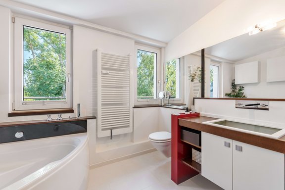 Wellnessbad mit Dusche und Wanne