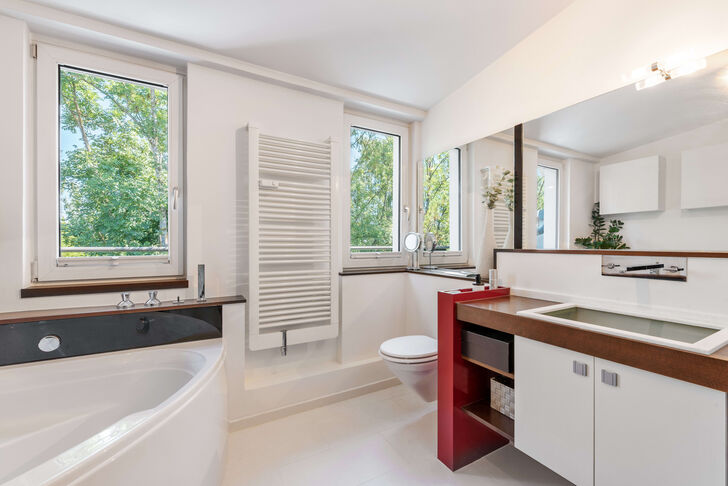 Wellnessbad mit Dusche und Wanne