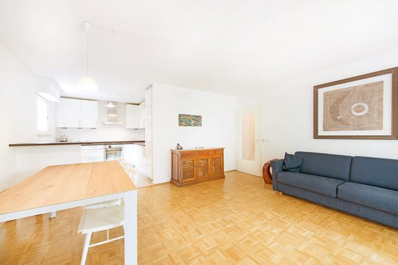 Gut geschnittener Wohn- und Essbereich