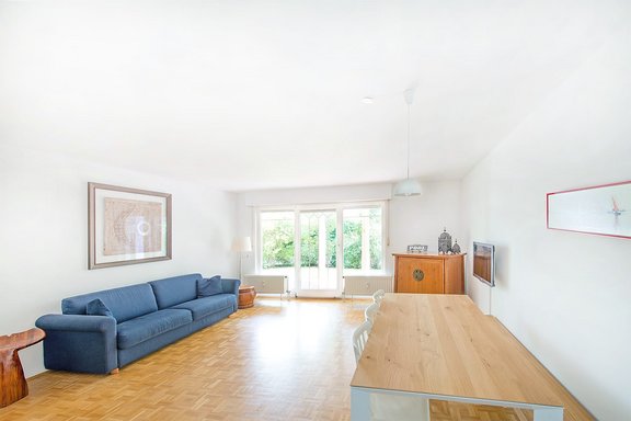 Wohnbereich mit ebenerdigem Terrassenzugang