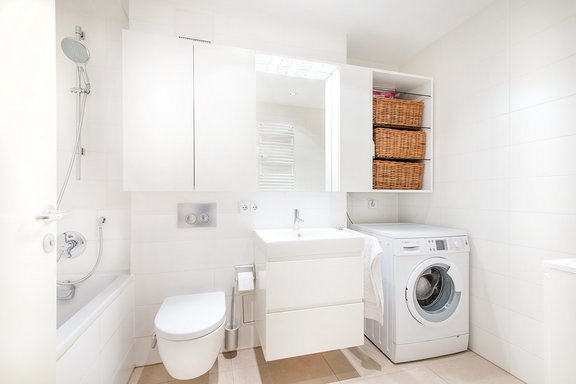 Komfortables Bad mit cremefarbenem Feinsteinboden