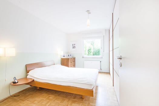 Helles Schlafzimmer mit Blick in den Garten